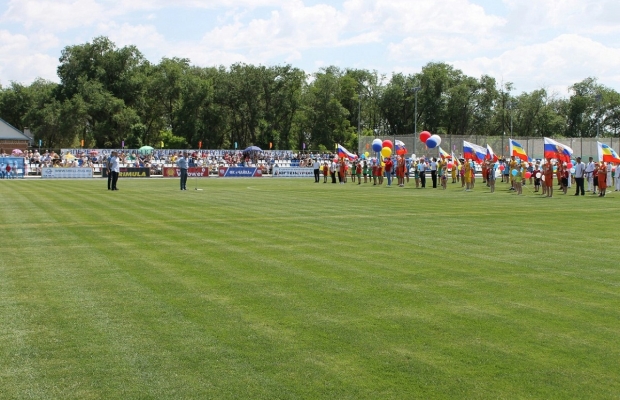 Губернатор Василий Голубев принял участие в торжественном открытии стадиона в Песчанокопском